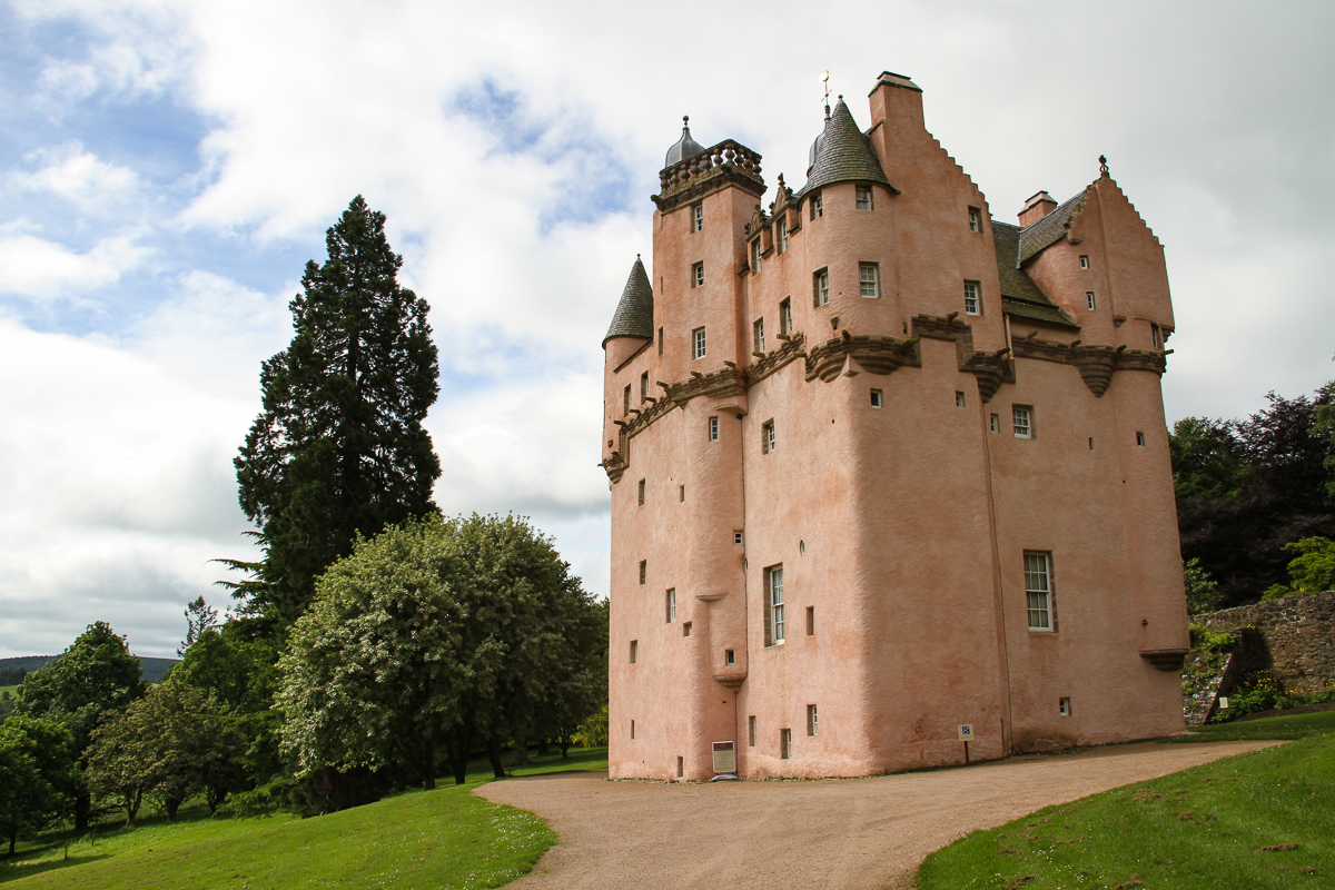 Sarabeth Jones and Alison Chino at Craigievar Castle in Scotland | sarabethjones.com-14